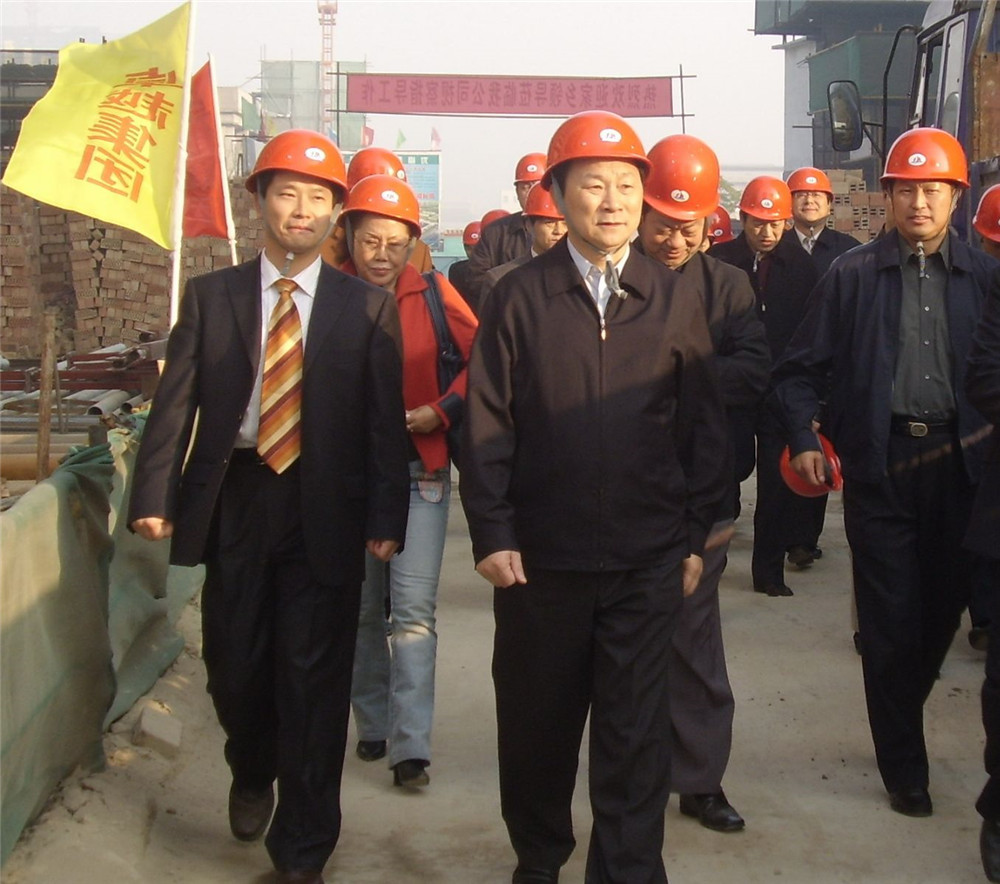 12湖北省副省长赵斌在刘雁飞的陪同下视察Pokerking公司在西安的建设现场
